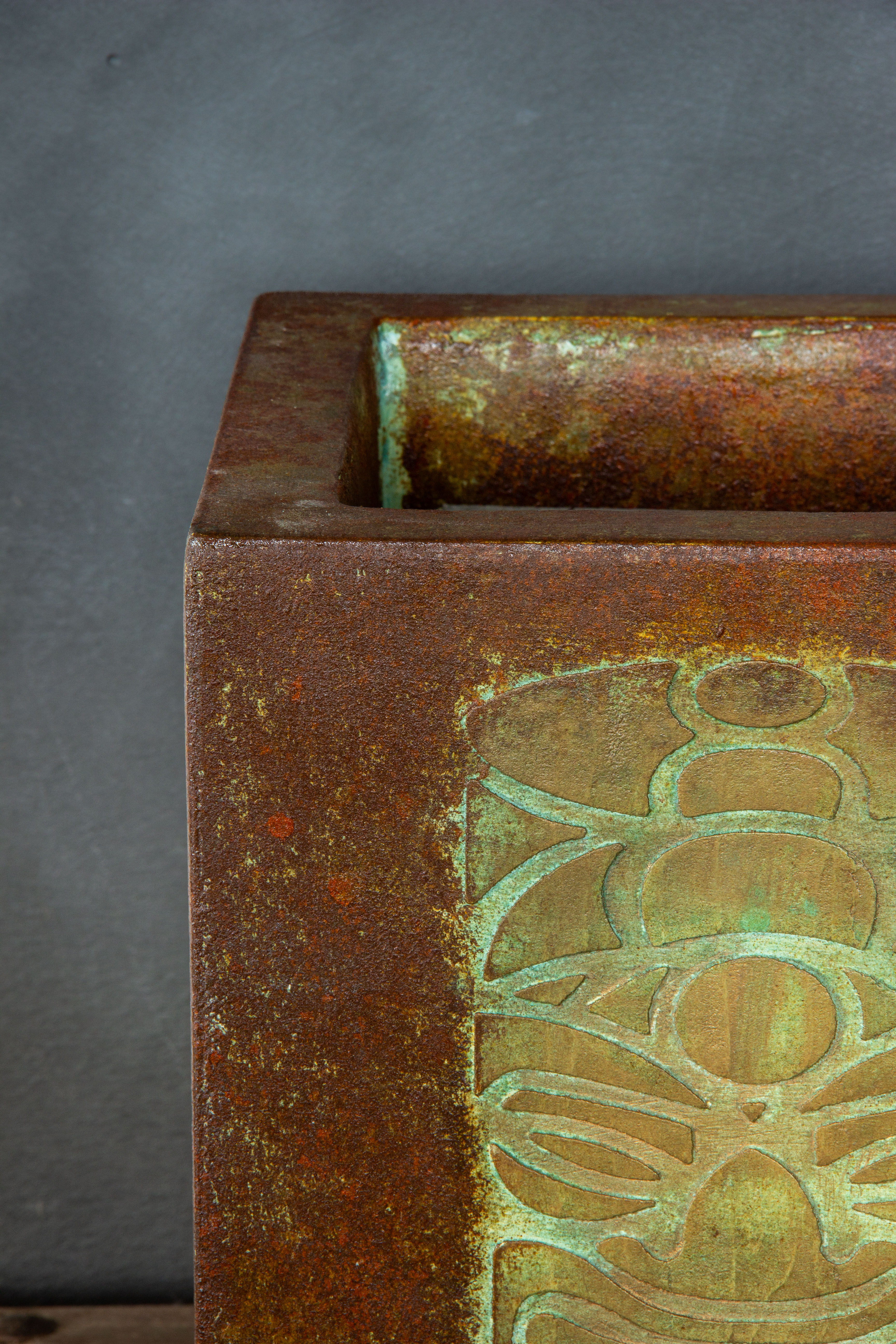 Osłonka z wypukłym wzorem 3D totemu, patynowana w turkusie i rdzy, efekt antycznego metalu